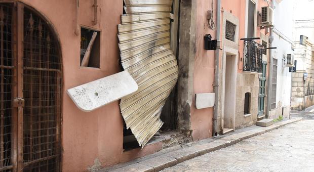 Foggia, bomba esplode davanti a un ristorante: ferita una donna