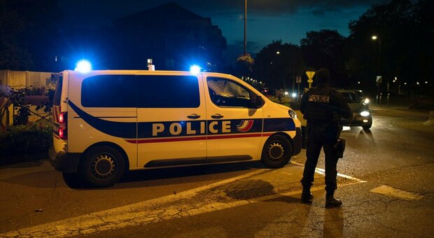 Prof decapitato vicino a Parigi, aveva mostrato caricature di Maometto in classe: ucciso l'aggressore, arrestate 9 persone