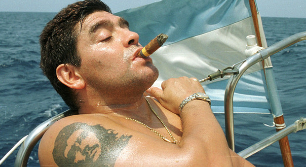 Maradona, dal Che tatuato all'amicizia con Fidel e Chavez: tutto il Diego "politico