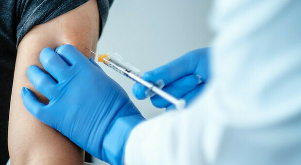 Johnson & Johnson, vaccino riesaminato dall'EMA per possibili legami con i coaguli di sangue