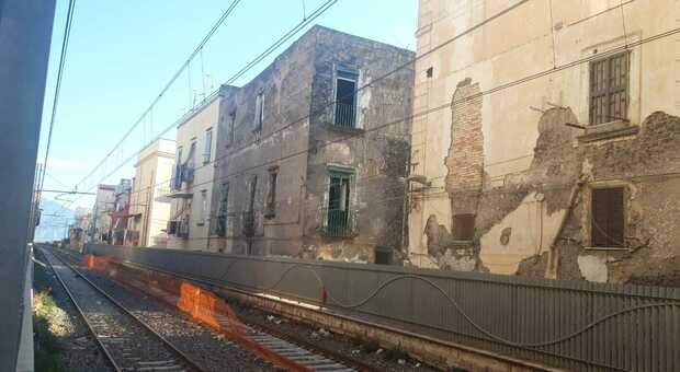 Edificio pericolante lungo i binari, bloccata la ferrovia Napoli-Salerno