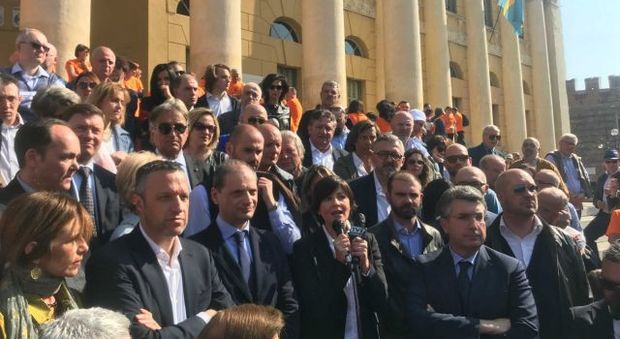 Tosi lancia la fidanzata Patrizia Bisinella come candidato sindaco