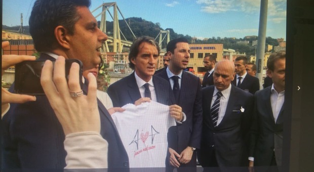 Genova, Mancini e gli azzurri depongono una corona nei pressi del ponte Morandi