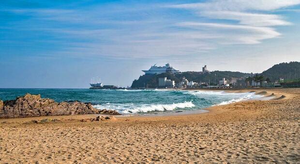 La spiaggia di Gangneung città della Corea del Sud da domani gemellata con Sorrento