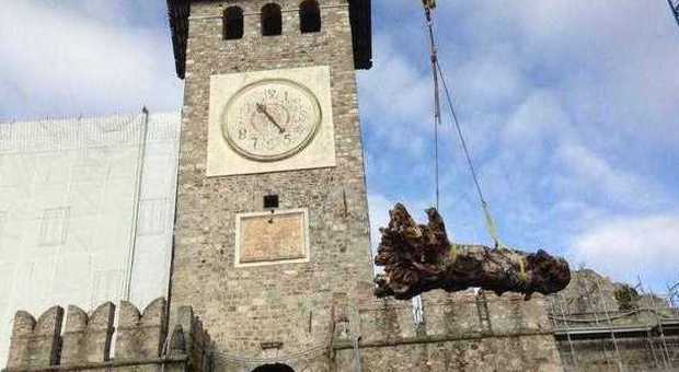 Friuli, l'albero ucciso dal terremoto diventa un presepe contro la crisi
