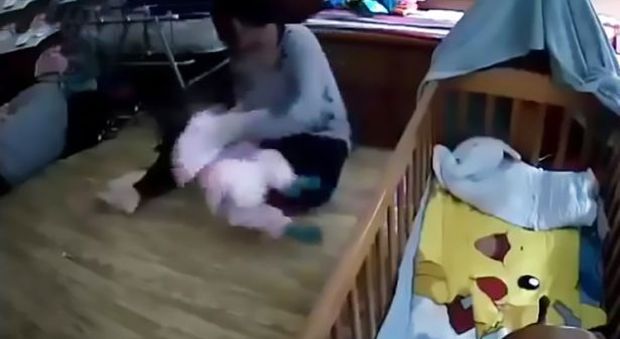 La bimba di 7 mesi piange, babysitter la zittisce con schiaffi e tappandole la bocca: il video choc