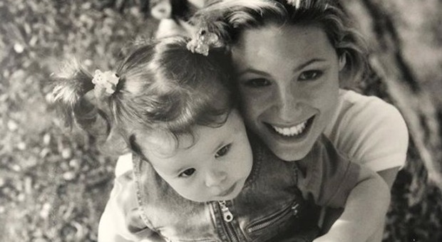 Michelle Hunziker e la tenera foto con baby Aurora: «La mia paciocchina». Su Instagram arriva la risposta della figlia