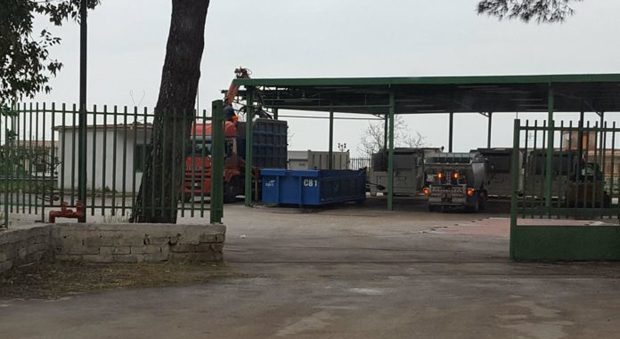 Controlli dei carabinieri nel Napoletano: sequestrato mezzo per la raccolta rifiuti