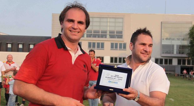 Pagato Ogert, a sinistra, premiato con la targa di uomo del match a Pordenone in Dogi-Albania