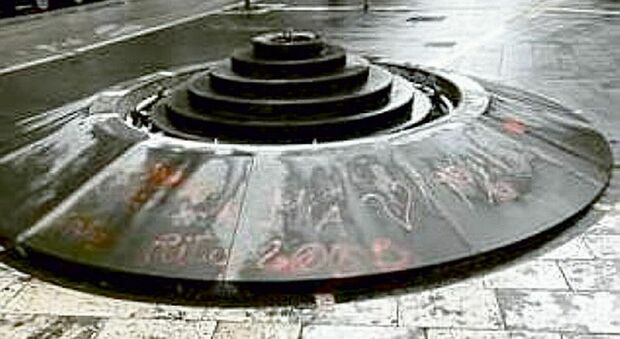 Scritte spray di colore rosso sulla fontana, vandali ancora in azione a Madonnella