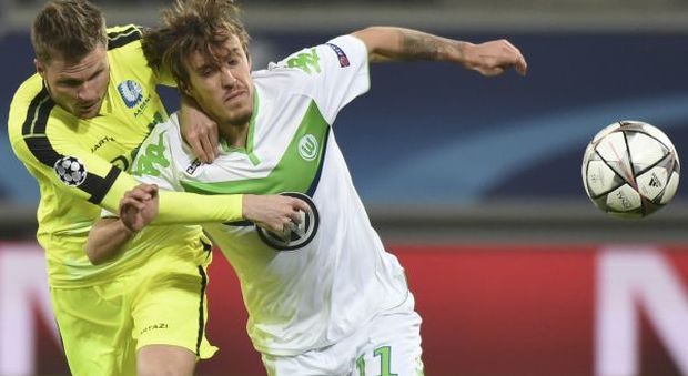 Lasse Nielsen del Gent contende il pallone a Max Kruse del Wolfsburg
