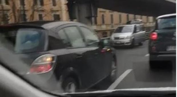 Roma, auto contromano in tangenziale: traffico in tilt