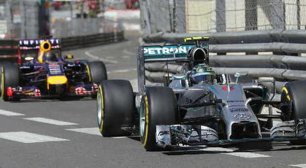 La Mercedes di Rosberg davanti ad una Red Bull