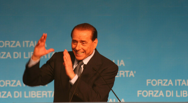 Le cinque volte di Berlusconi nelle Marche, tra bagni di folla e l'approdo con la nave “Azzurra”