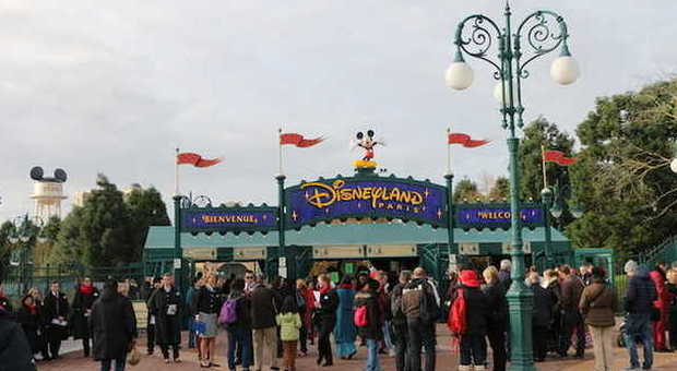 Il parco Disneyland Paris resterà chiuso fino a martedì