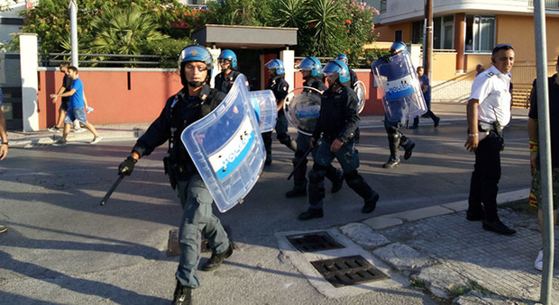 La polizia in tenuta antisommossa