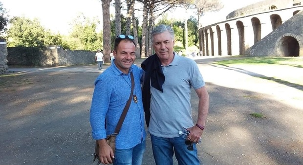 Napoli, Ancelotti turista a Pompei: «Incantato dall'Anfiteatro romano»
