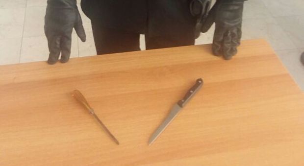 I coltelli usati per bucare le gomme nel parcheggio dell'ipermercato