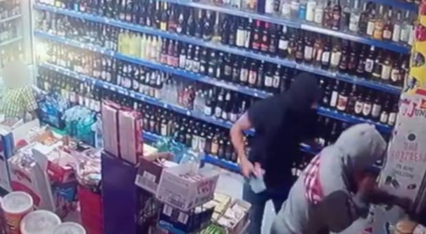 Roma, rapinano mini-market armati di un collo di bottiglia rotto