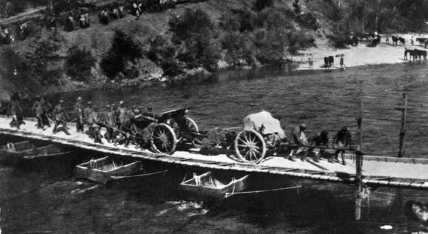 Traino di un pezzo di medio calibro sull'Isonzo durante la prima guerra mondiale