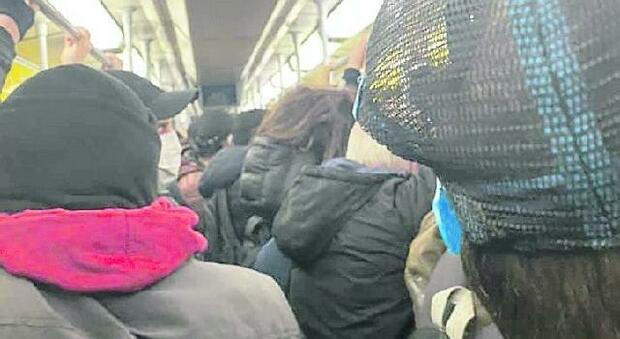 Bus e metropolitana di Napoli senza regole, la rabbia del sindacato: «Il Comune ci ha beffati»