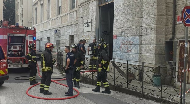 Ancona, fiamme nell'ex scuola superiore in pieno centro: si sospetta un macchinario manomesso