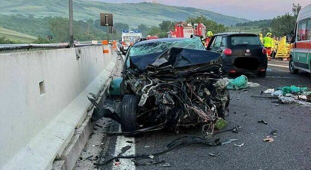 Giancarlo e Rita muoiono in un incidente sull'A14: l'auto sbanda e finisce sotto due tir. Stavano andando dai nipotini