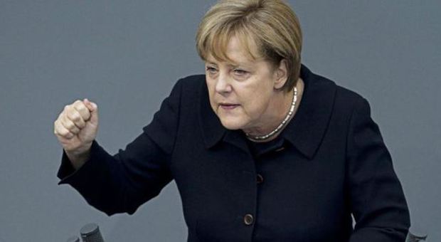 Grecia, Merkel contro Tsipras: "Porta il Paese a sbattere contro un muro"