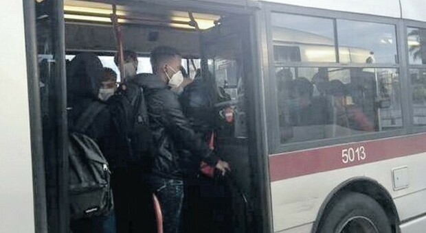 Covid a Roma, assembramenti rischiosi: ecco le linee bus più affollate dalla Prenestina al Centro