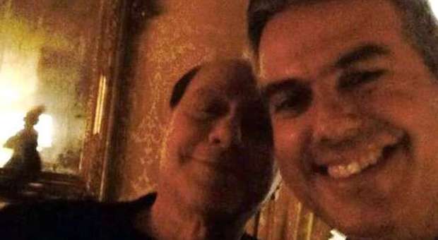 Un selfie con Berlusconi costa il "posto" a Bugaro