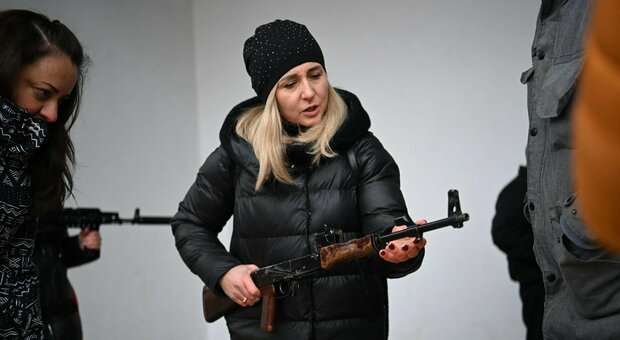 Imbracciano i fucili e curano i feriti: ecco le donne ucraine eroine della resistenza