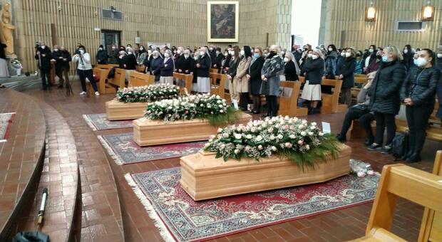 I funerali delle tre suore morte