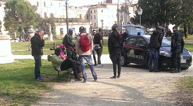 Controllo dei carabinieri in un parco cittadino