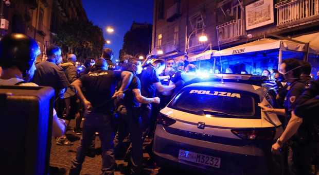 Napoli, piazza Bellini nel caos: poliziotti accerchiati e insultati, danneggiate le Volanti. Centri sociali: «Incomprensibile accanimento»