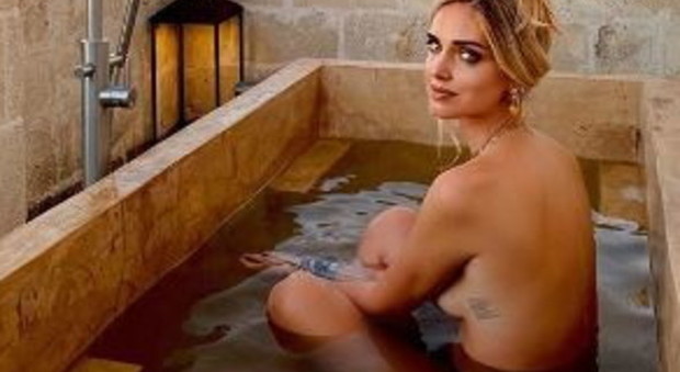 Chiara Ferragni, bagno nuda in vacanza: lo scatto hot fa impazzire i fan