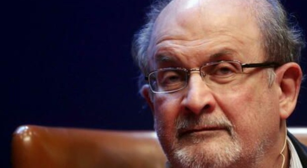 Salman Rushdie, l'agente dello scrittore denuncia l'aggressione: «Ha perduto un occhio e l'uso di una mano»