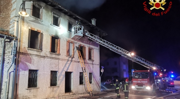 Fiamme dalle finestre dell'ultimo piano del palazzo: incendio a Pradamano nel bel mezzo della notte Video