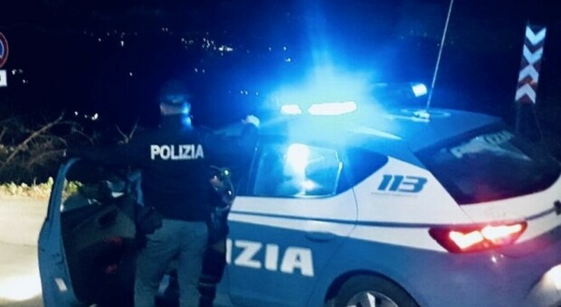Latina, 25enne trovata morta a Formia in un hotel: ferite di arma da taglio alla gola, ipotesi suicidio
