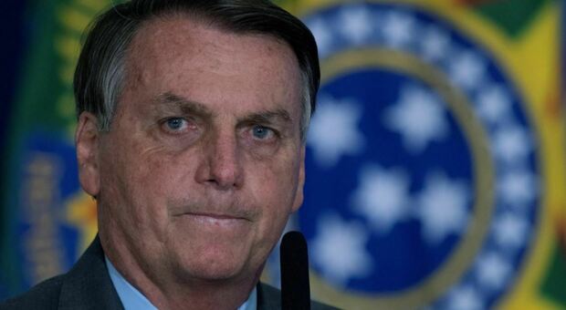Brasile, multa a Bolsonaro per bagno di folla senza mascherina