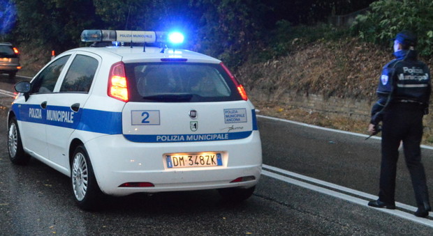 Ancona, a 180 km/h sulla Bretella: dai vigili una multa ogni 8 minuti