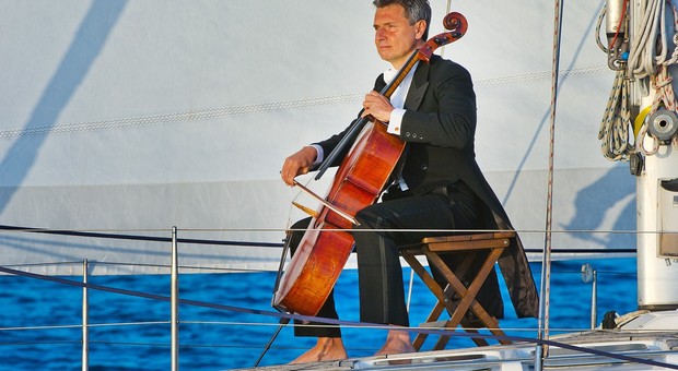 “Denecia. Autobiografia di una barca” del violoncellista Roberto Soldatini domenica 21 ottobre al Castello di Santa Severa