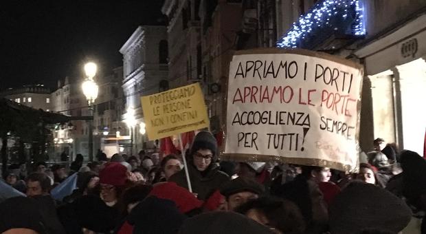 Protesta di "Veneto accoglie" davanti alla prefettura: «No al decreto Salvini»