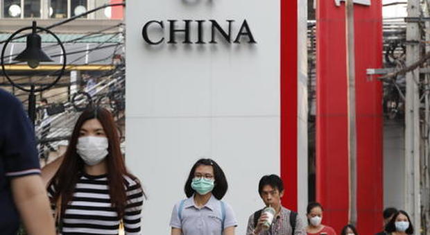 Multata per 434.000 dollari una farmacia cinese che ha sestuplicato il prezzo delle mascherine in piena emergenza coronavirus