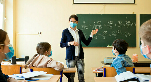 Variante inglese, i presidi: doppia mascherina durante le lezioni a scuola