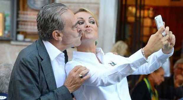 Pascale show a piazza in Lucina, selfie con bacio con Rino Barillari: «Facciamo ingelosire Silvio»