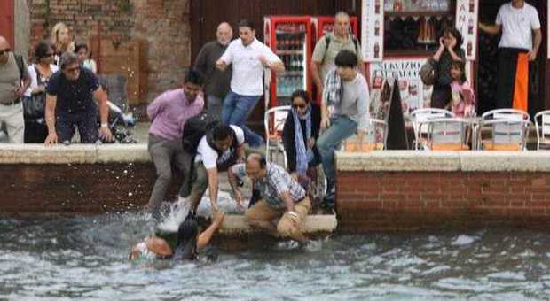Paura a Murano: bimbo cade in acqua e rischia di affogare, i genitori si tuffano e lo salvano in extremis