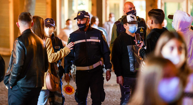 Movida a Napoli, controlli anti-Covid nella notte: multati 160 furbetti della mascherine