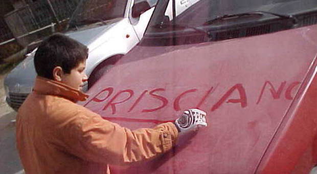 Terni, ragazzo scrive sull'auto piena di polvere a Prisciano