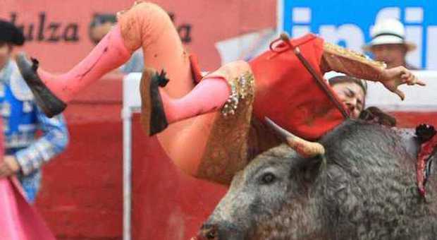 Stavolta ha vinto il toro: la torera messicana Karla de los Angeles finisce all'ospedale