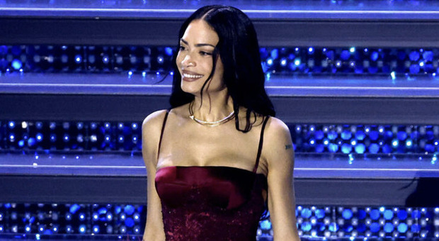 Elodie a Sanremo 2025 con un sex toy nella borsetta: «Sono giornate piene di tensione e nervosismo, fai vrrr e via...»